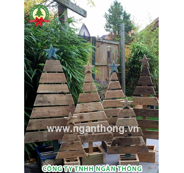 Trang trí cây thông Noel bằng gỗ