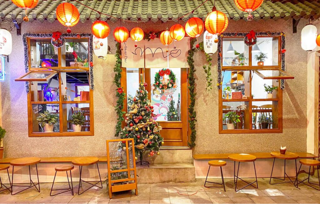 cách trang trí cửa kiếng noel