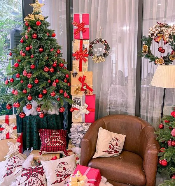 Cây thông noel quán cafe