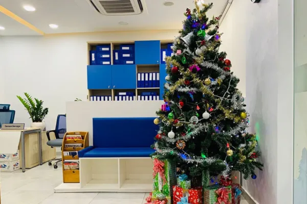 Cây thông noel trang trí văn phòng