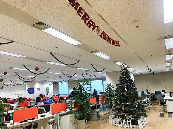 Cây thông noel trang trí văn phòng