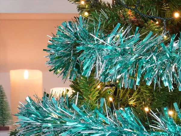 Trang trí cây thông noel bằng dây kim tuyến