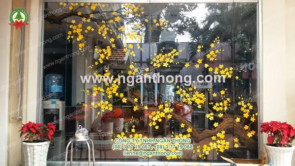 Trang trí cửa kính tết 2026