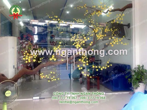 Trang trí cửa kính tết 2026