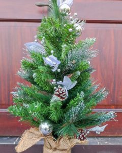 Cây thông Noel mini 3 loại lá lăn kim tuyến tông bạc có trang trí mã LP-TN3LL-60SD, cao 60cm